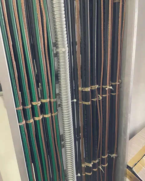 Haz vertical de cables alimentadores amarrados a una charola