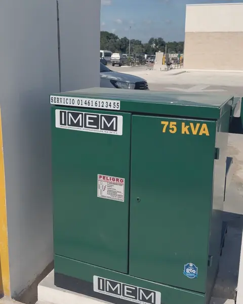 Transformador tipo pedestal verde de 75 kVA sobre su base de concreto