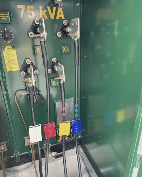 Frente de baja tensión de un transformador de 75 kVA con las fases identificadas