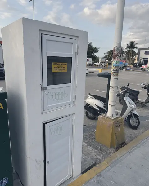 Gabinete de medición junto al poste de la línea de CFE