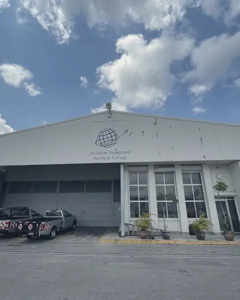 Fachada de un hangar en el Aeropuerto Internacional de Cancún