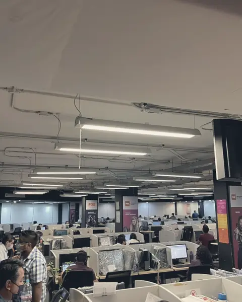Piso de call center en operación con estaciones de trabajo