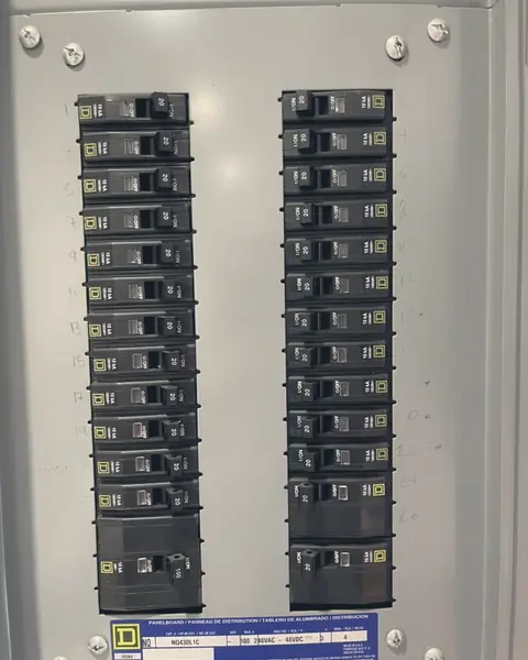 Tablero de distribución con dos columnas de interruptores