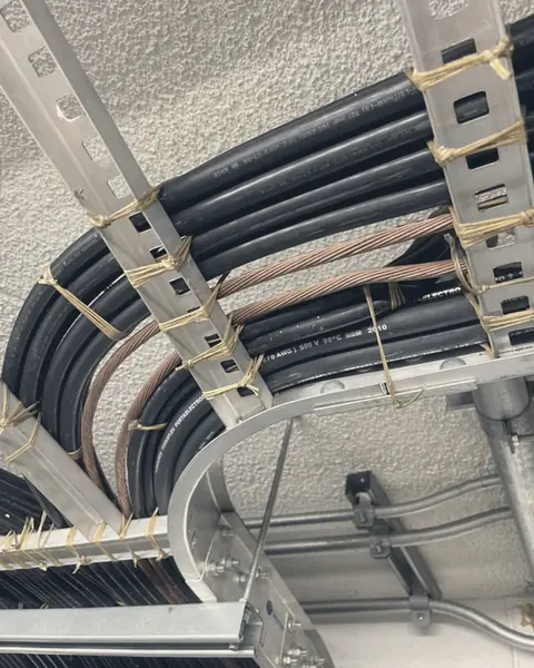 Curva de charola con cables de potencia sujetos con cinchos