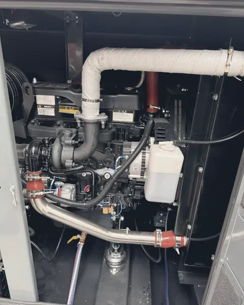 Motor de la planta de emergencia visto con el gabinete abierto
