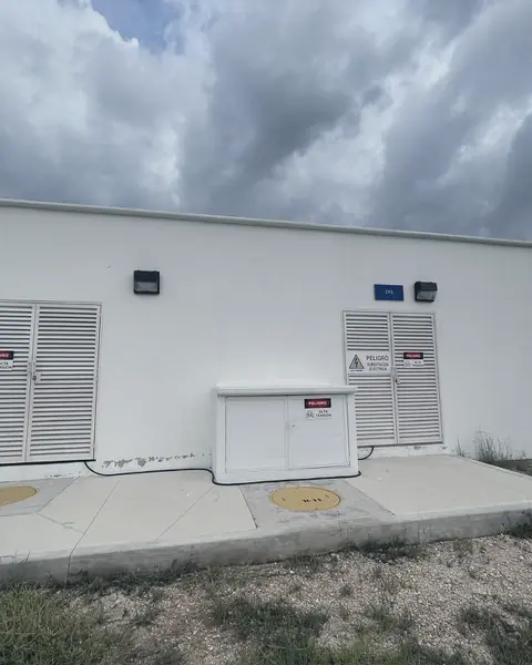 Edificio de servicio en plataforma con rejillas de ventilación del cuarto eléctrico