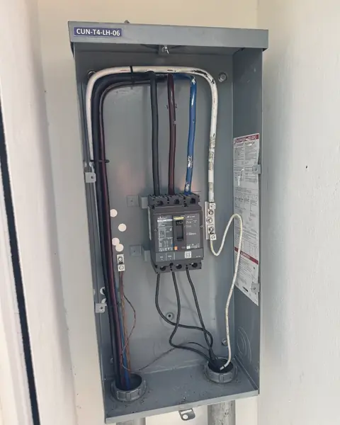 Interruptor principal en gabinete con la acometida canalizada