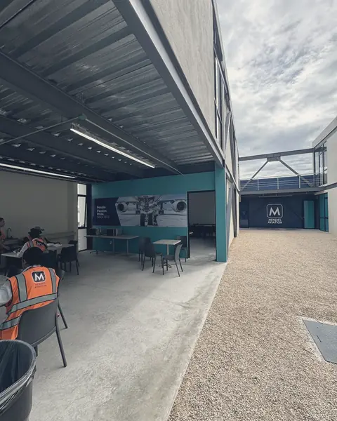 Oficinas de servicios aeroportuarios en la terminal 2 de Cancún