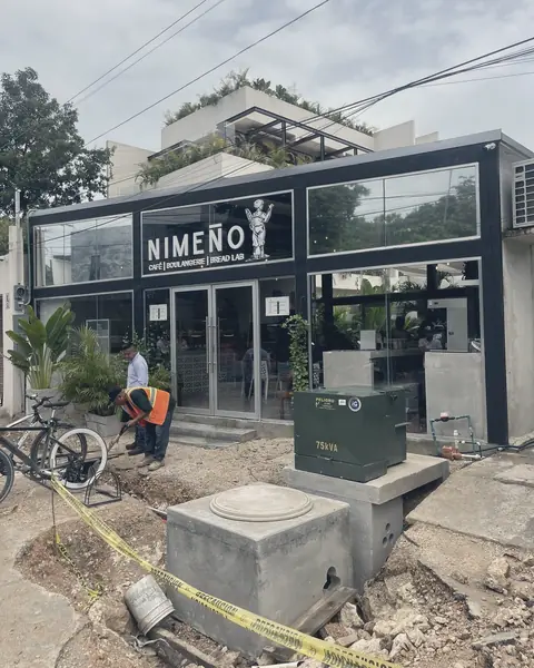 Edificio comercial en Tulum con el transformador tipo pedestal recién instalado al frente
