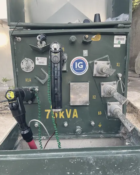 Frente de conexiones de un transformador tipo pedestal de 75 kVA