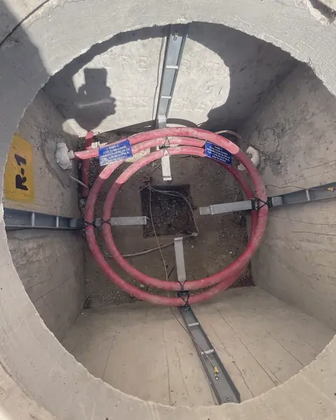 Registro de media tensión con los cables rojos acomodados en anillo