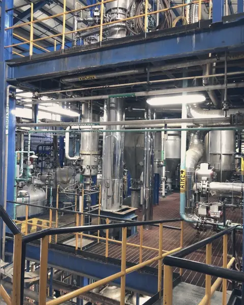 Área de proceso de una planta química con tuberías y estructuras