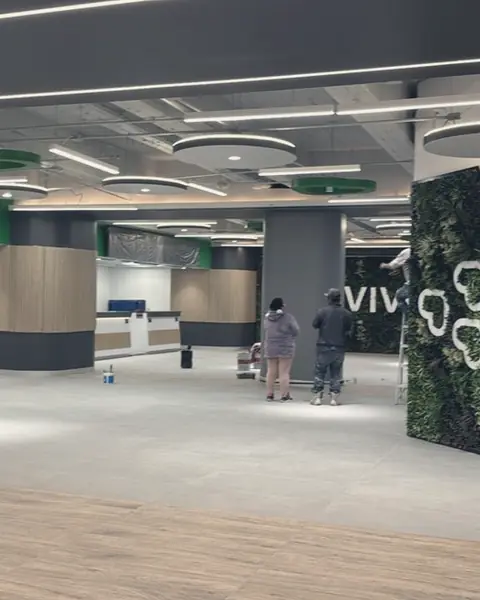 Área de mostradores terminada con plafón iluminado
